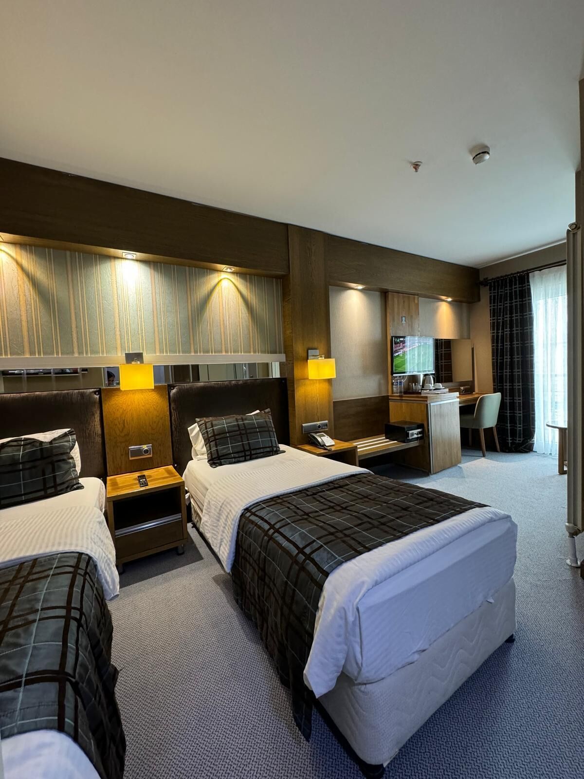 Standard Twin Room | Minibar, in-room safe, desk, soundproofing