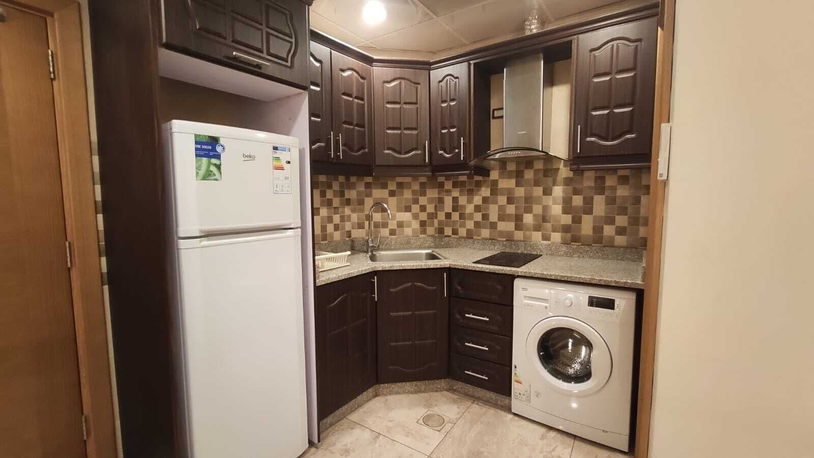 Lemari es besar, microwave, kompor, dan ketel listrik