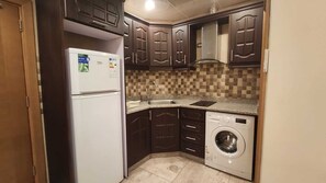 Full-sized fridge, microwave, stovetop, electric kettle - Jewheret Alswefiah hotel suites (Amman)