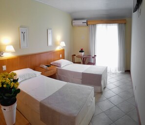 Free minibar, in-room safe, blackout curtains, free WiFi - Hotel Parador da Cachoeira (Florianopolis)