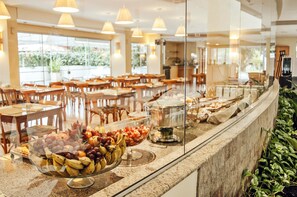 Free daily buffet breakfast  - Hotel Parador da Cachoeira (Florianopolis)