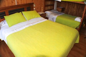 奢华四人房, 多张床, 私人浴室 | 埃及棉床单、高档床上用品、加厚床垫、客房内保险箱