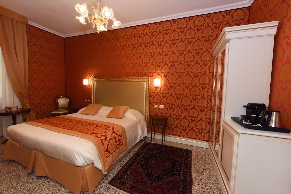 Chambre Double Deluxe, non-fumeurs, vue ville | Couette en duvet d'oie, minibar, coffres-forts dans les chambres, bureau