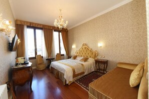 Habitación triple de lujo, para no fumadores, vista al canal | Edredón, escritorio, insonorización y wifi gratis