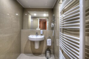 Habitación estándar doble, 1 cama de matrimonio | Baño | Ducha, artículos de higiene personal gratuitos y toallas