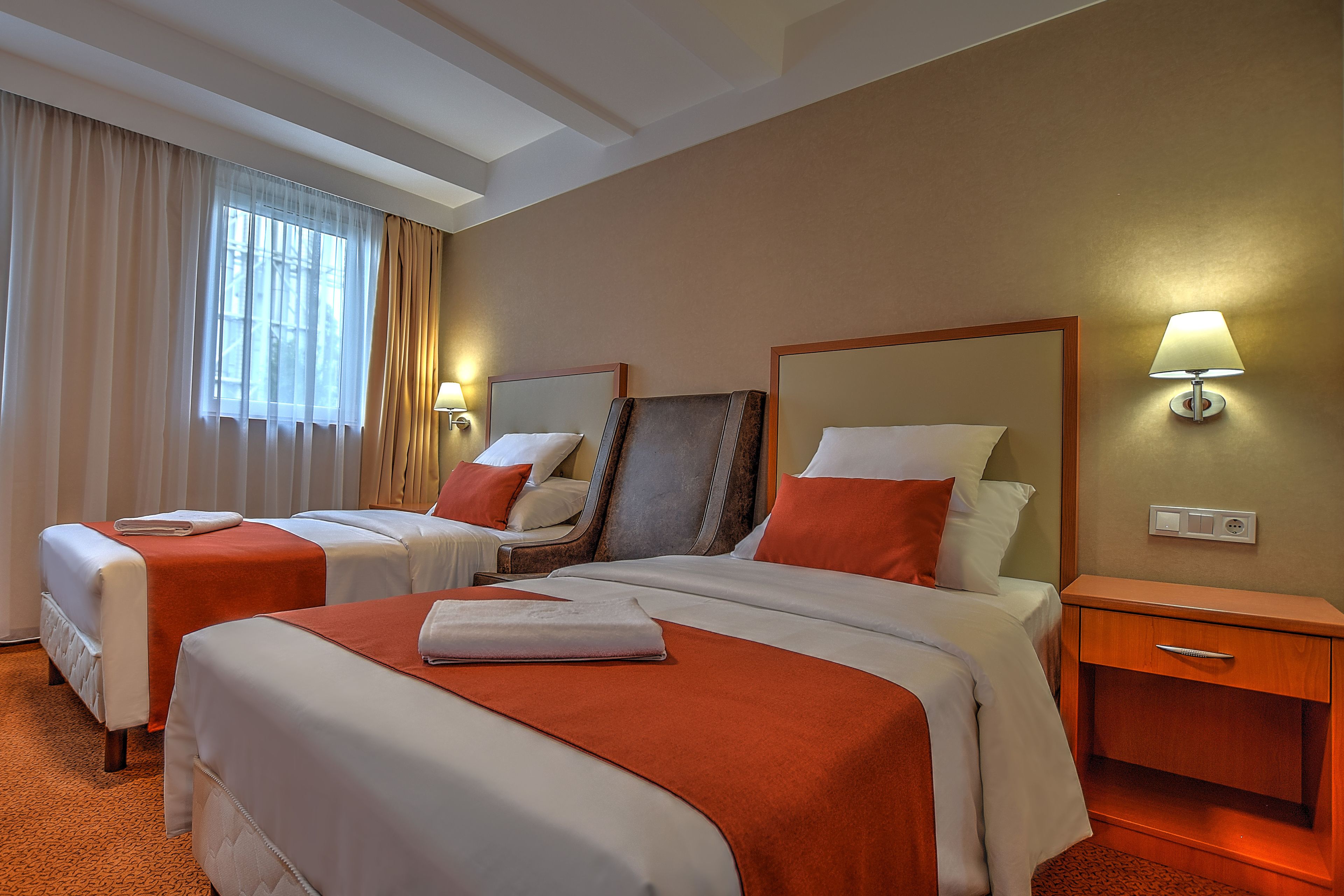 Minibar, caja de seguridad en la habitación y escritorio 