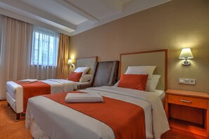 Tomannsrom – business, 2 enkeltsenger | Minibar, safe på rommet, skrivebord og lydisolert