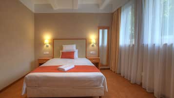 Standard-Doppelzimmer, 1 Queen-Bett | Minibar, Zimmersafe, Schreibtisch, schallisolierte Zimmer