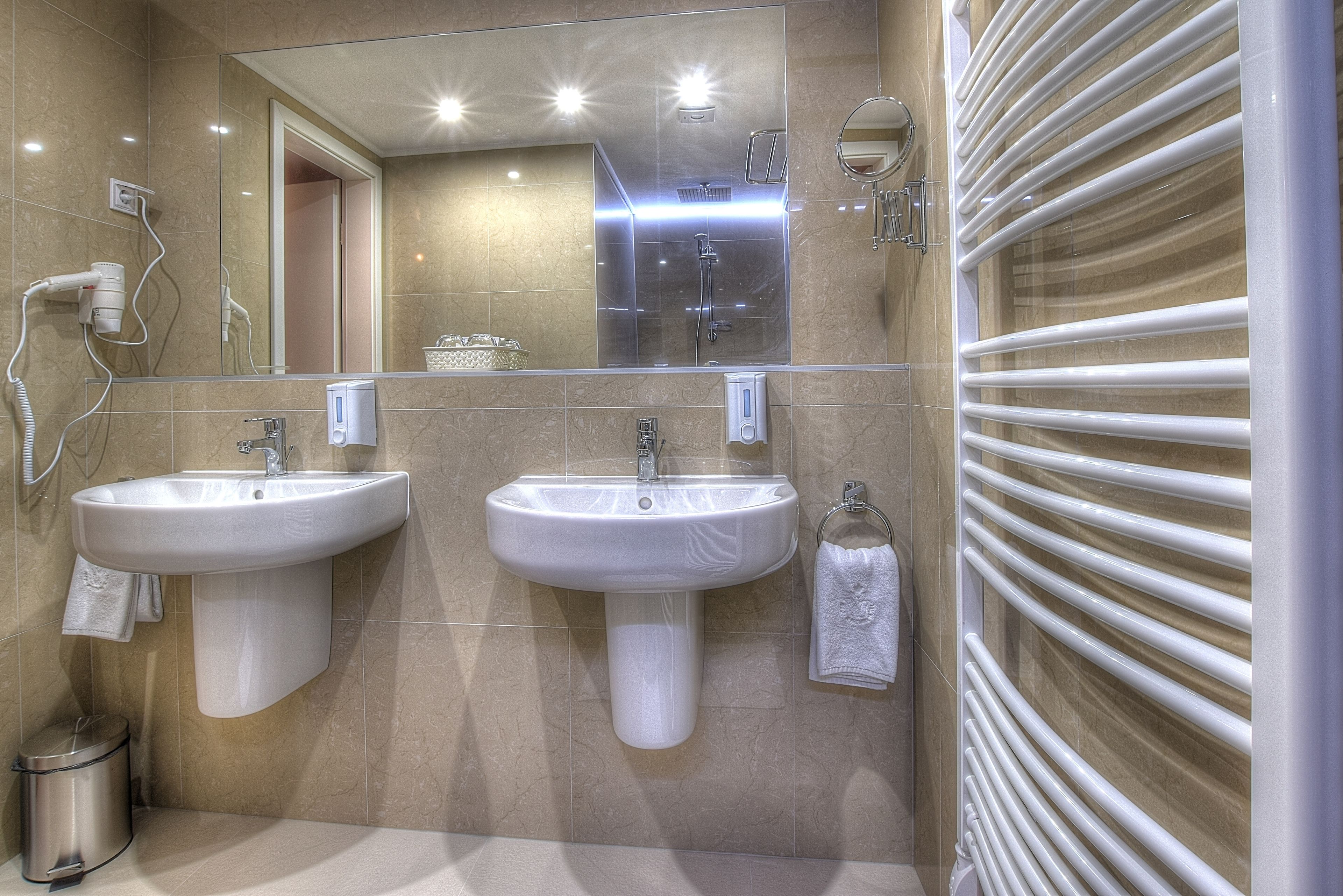 business twin room, 2 single beds | bathroom | shower, free toiletries, towels