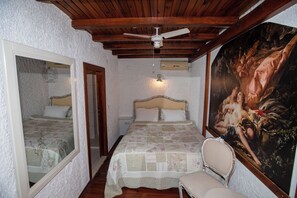 プレミアム ダブルルーム ダブルベッド 1 台 マウンテンビュー | セレクト コンフォート製ベッド、客室ごとに異なる装飾、客室ごとに異なるインテリア、防音設備