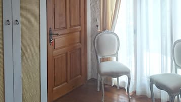 Chambre Double Premium, 1 lit double, vue montagne | Coin séjour
