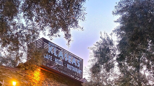 A stone building with a sign reading "KLAKOS HOTEL CAFE RESTAURANT." - Sirince Klaseas Hotel & Restaurant (Selçuk)