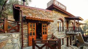 A stone building with a wooden balcony and a staircase. - Sirince Klaseas Hotel & Restaurant (Selçuk)