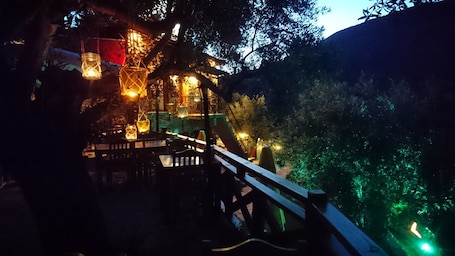 Fachada de la propiedad por la tarde o noche