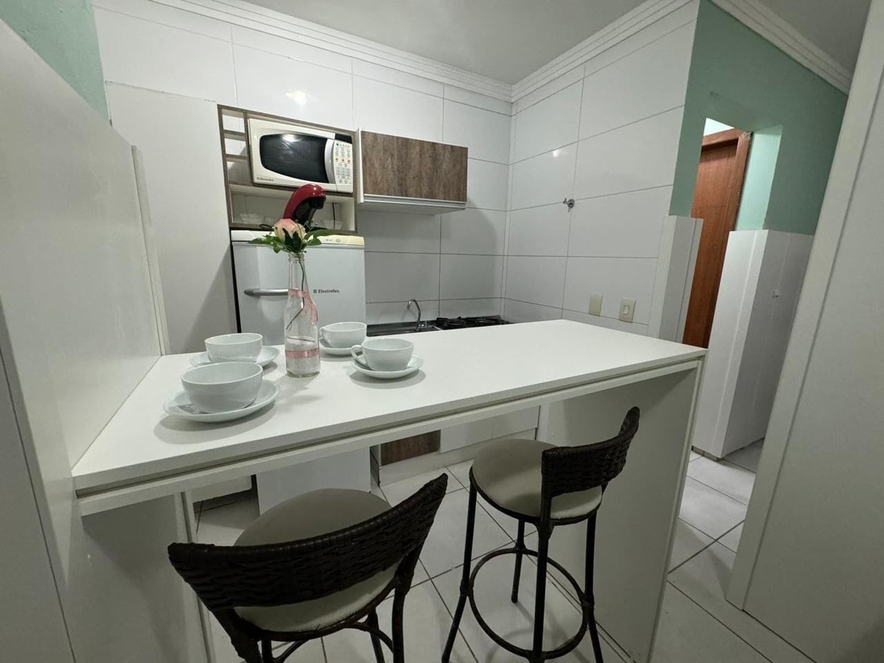 Refrigerador, microondas, placa de cocina, utensilios de cocina