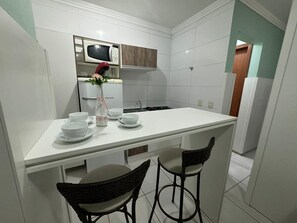 Geladeira, micro-ondas, cooktop, talheres/pratos/utensílios de cozinha