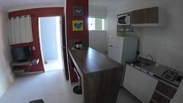 Refrigerador, microondas, placa de cocina, utensilios de cocina