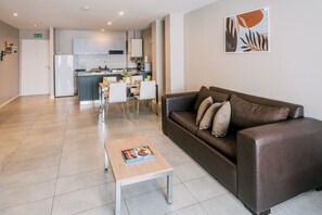 Apartamento, vista para o pátio | Sala de estar | TV de tela plana