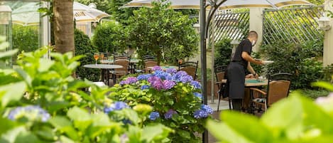 Déjeuner et dîner servis sur place, spécialités Cuisine régionale
