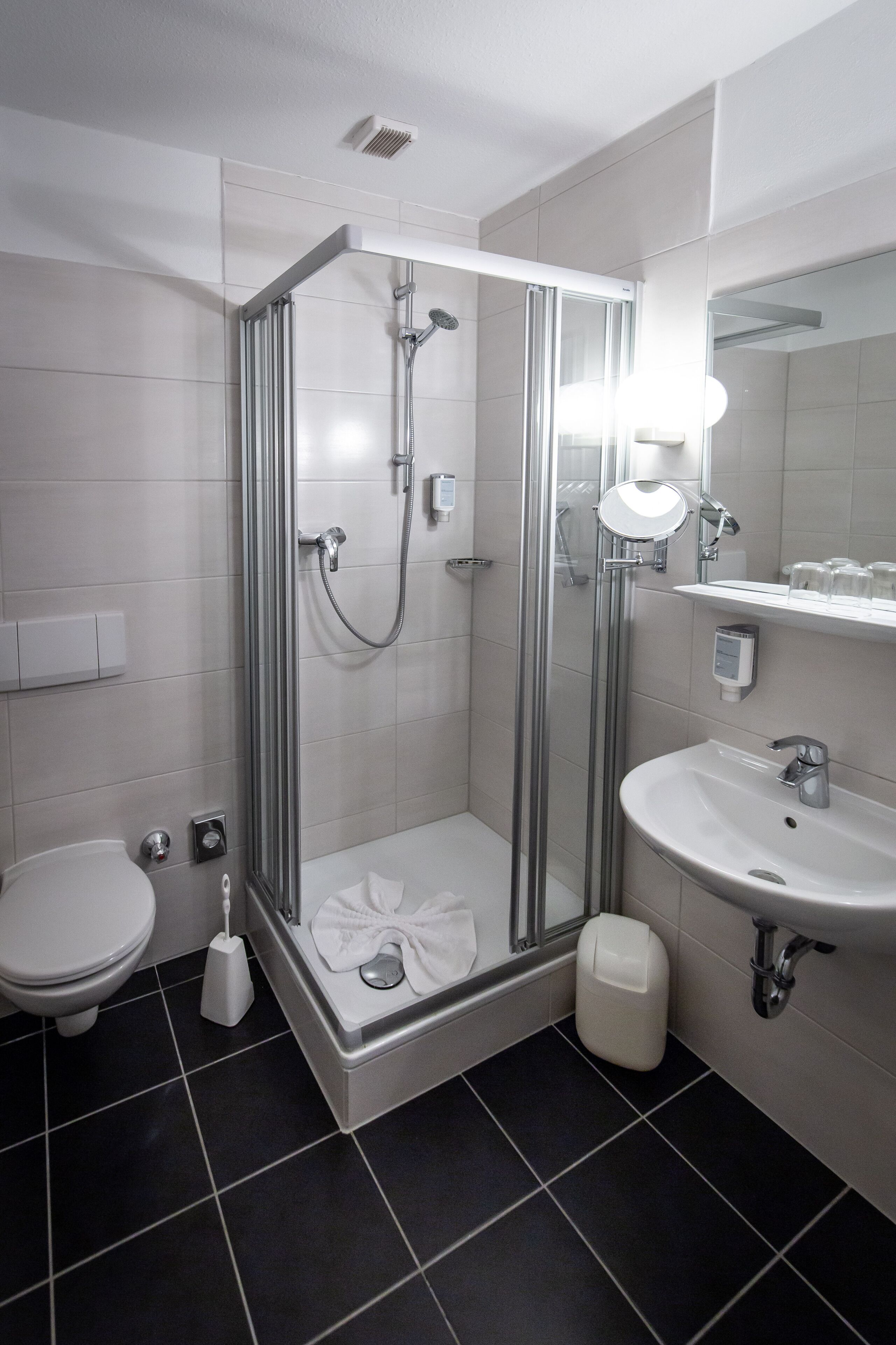 Dusche, kostenlose Toilettenartikel, Haartrockner, Handtücher