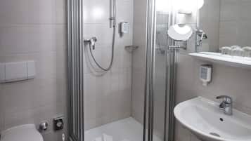 Dusche, kostenlose Toilettenartikel, Haartrockner, Handtücher