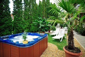Outdoor spa tub - Timpa Apartmanház & Dr. Strecker Villa (Hévíz)