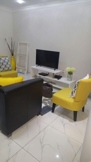 Leilighet, 2 soverom, byutsikt | Oppholdsrom | Flatskjerm-TV