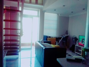 Apartament, 2 dormitoris, vistes a la ciutat | Sala d'estar | Televisor de pantalla plana