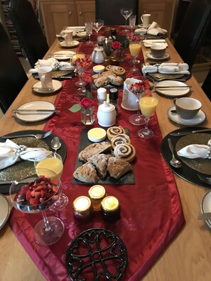 Petit-déjeuner complet compris tous les jours