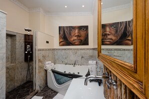 Chambre Double Junior, 1 très grand lit | Salle de bain | Baignoire et douche séparées, baignoire relaxante profonde