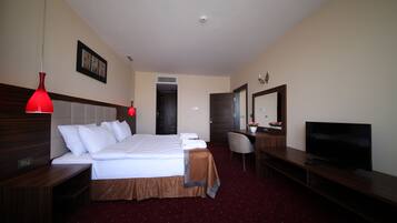 Suite, Whirlpool | Minibar, Zimmersafe, schallisolierte Zimmer, kostenloses WLAN