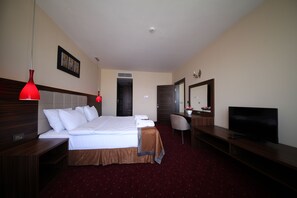 套房, 按摩浴缸 | 迷你吧、客房內保險箱、隔音、免費無線上網