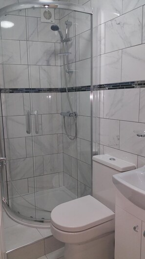 Douche, articles de toilette (gratuits), séchoir à cheveux