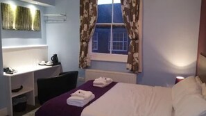 Desk, free cribs/infant beds, free WiFi, bed sheets - Ali Inn (Oxford)