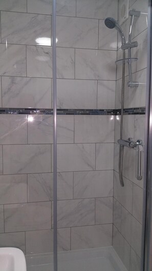 Shower, free toiletries, hair dryer, towels - Ali Inn (Oxford)