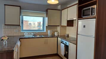 Een koelkast, een microgolfoven, een oven, een kookplaat