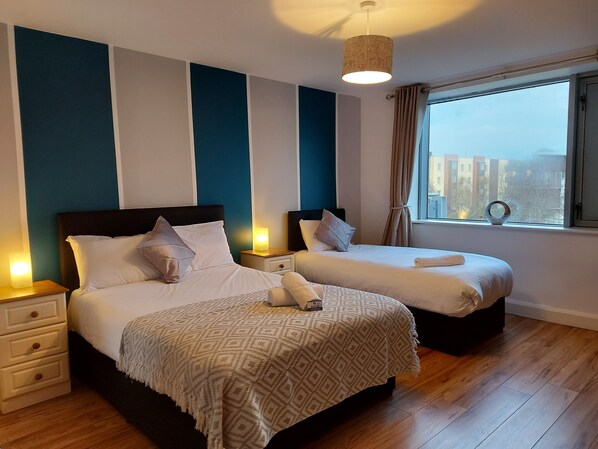 Escritorio, tabla de planchar con plancha, wifi gratis y ropa de cama 