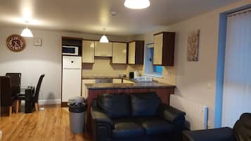 Apartament, 2 dormitoris (Sleep 5) | Sala d'estar | Televisor de pantalla plana
