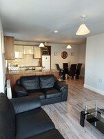 Apartamento, 2 habitaciones (Sleep 5) | Zona de estar | Una televisión de pantalla plana
