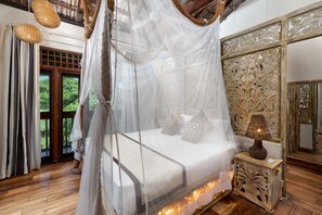 Sunrise Room | Premium bedding, memory foam beds, minibar, in-room safe - DCanal House (Mirissa)