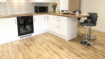 Private kitchen | Full-size fridge, microwave, oven, stovetop