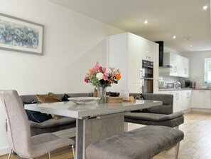 4 bedrooms, iron/ironing board, free WiFi, bed sheets - Lower Gill Gardens Penthouse (Ulverston)