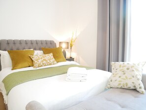 4 bedrooms, iron/ironing board, free WiFi, bed sheets