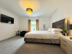 4 bedrooms, iron/ironing board, free WiFi, bed sheets - Lower Gill Gardens Penthouse (Ulverston)