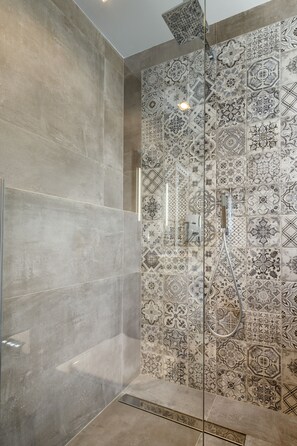 Premium Apartment, 1 Bedroom, Kitchenette, River View (55 sqm) | Bathroom shower