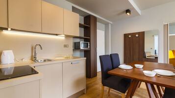 Premium Apartment, 1 Bedroom, Kitchenette, River View (40 sqm) | In-room dining