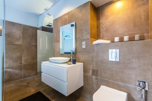 Een douche, een regendouche, een haardroger, een bidet
