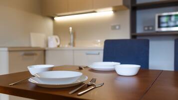 Premium Apartment, 1 Bedroom, Kitchenette, River View (40 sqm) | In-room dining