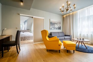 Premium appartement, 1 slaapkamer, kitchenette, uitzicht op rivier (55 sqm) | Woonruimte | Een 110-cm flatscreentelevisie met satellietzenders en televisie