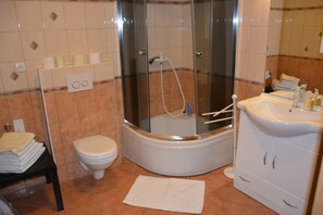 Comfort Apartment, 2 Bedrooms, Mountain View | Bathroom | Shower, hair dryer, towels